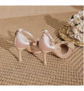 Detailansicht der eleganten rosa Satin-High-Heels mit Schleife und Fesselriemen