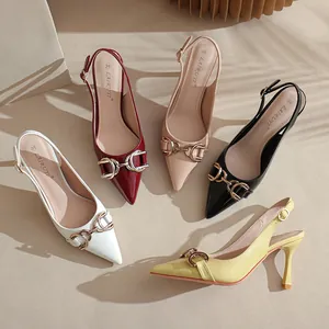 Escarpins slingback élégants en cuir verni à bout pointu avec boucle mors en plusieurs couleurs
