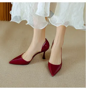Vue détaillée d'escarpins d'Orsay en cuir verni bordeaux à bouts pointus et talons aiguilles