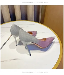 Detaillierte Seitenansicht eleganter silber-rosa Glitzer High Heels mit spitzer Kappe