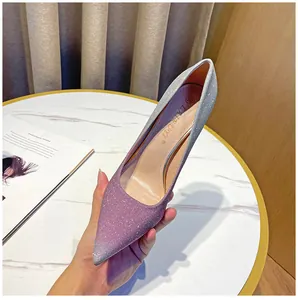 Nahaufnahme der glitzernden lila Verlaufs-Stilettos mit spitzer Zehenpartie