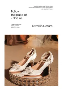Elegantes tacones de encaje blanco con correa de perlas y detalles florales para novias