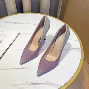 Detailaufnahme der lilafarbenen Pailletten-Pumps mit Farbverlauf, spitzer Kappe und Pfennigabsatz.