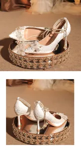 Vistas detalladas de tacones altos de novia blancos estilo francés con perlas y encaje