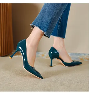 Détail rapproché d'escarpins d'Orsay en cuir verni bleu sarcelle avec un bout pointu élégant