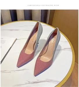 Detailansicht von spitz zulaufenden Stilettos mit Pailletten in Pink-Silber-Verlauf