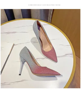 Elegante Damen High Heels mit silber-rosa Glitzer-Farbverlauf und spitzer Zehenkappe