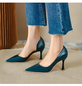 Escarpins élégants en cuir verni bleu sarcelle avec bout pointu et talon aiguille vus de côté