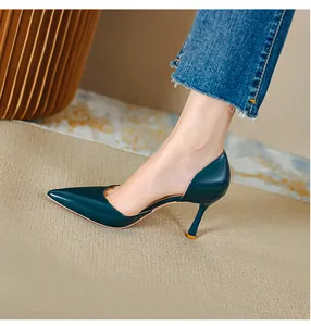 Vue latérale détaillée d'escarpins d'Orsay en cuir verni bleu canard à bouts pointus