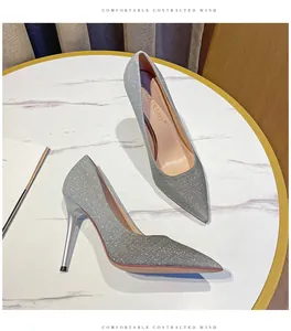 Elegante silberne Glitzer-High-Heels mit spitzer Zehenpartie und feinen Pailletten.