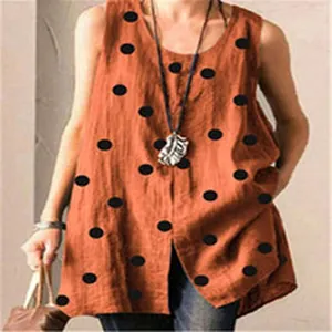 Gros plan d'un haut sans manches orange avec des pois noirs et une texture en lin