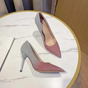 Elegante spitze High Heels mit silber-rosa glitzerndem Farbverlauf und schmalem Stiletto-Absatz