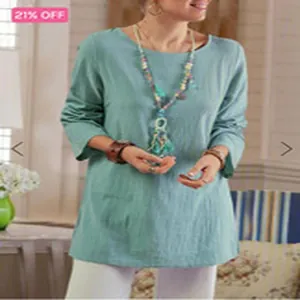 Détail de la tunique turquoise à manches longues pour femme avec collier à glands