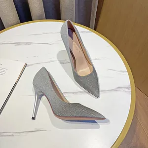 Elegante silberne Glitzer-Stilettos mit spitzer Zehenpartie für Damen für festliche Anlässe