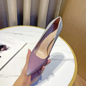 Elegante spitze Stiletto-Pumps mit einem lilafarbenem bis silbernem Glitzerverlauf