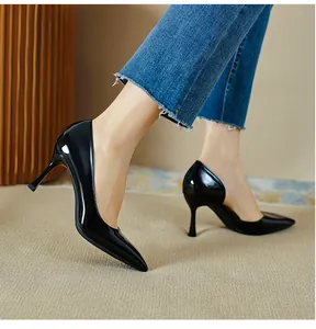 Gros plan élégant d'escarpins en cuir verni noir avec un design d'échancrure latérale stylé