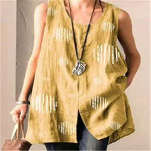 Détail d'une tunique bohème sans manches jaune moutarde à motifs circulaires