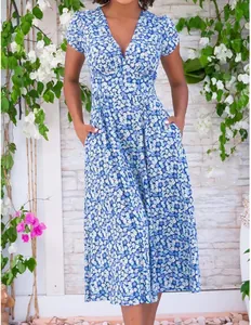 Vollansicht von blau-weiß geblümtem V-Ausschnitt Midikleid mit praktischen Taschen.
