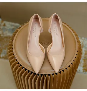 Escarpins d'Orsay nude en cuir verni à bout pointu sur un pouf élégant