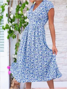 Bohemisches Midikleid mit V-Ausschnitt und blauem Blumenmuster für den Sommerurlaub.