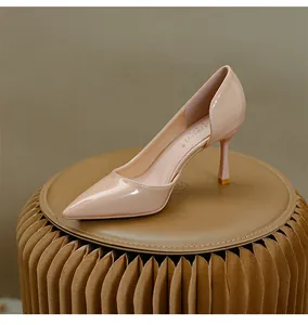 Escarpins d'Orsay élégants en cuir verni nude avec bout pointu et talon aiguille