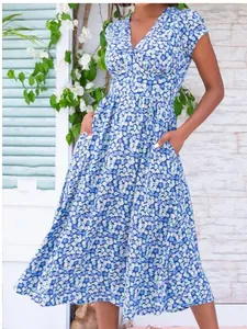 Elegantes blaues Midi-Kleid mit Blumenmuster, V-Ausschnitt und praktischen Seitentaschen