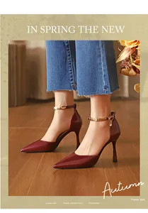 Elegante burgunderrote spitze High Heels mit Knöchelriemen am Modell
