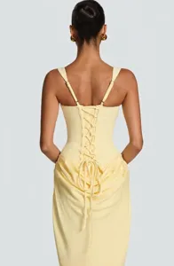 Détail du dos d'une robe longue jaune à fines bretelles avec laçage style corset sexy
