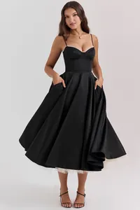 Elegante zwarte midi-jurk met spaghettibandjes, korsettafwerking en tule zoom.