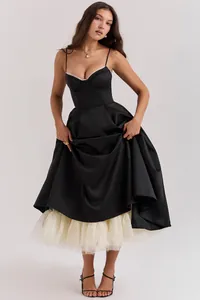 Prachtige elegante Franse stijl korset midi-jurk met volumineuze tule onderrok detail