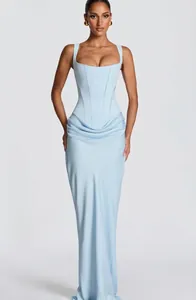 Détail d'une robe longue bleu clair moulante avec un corsage de style corset