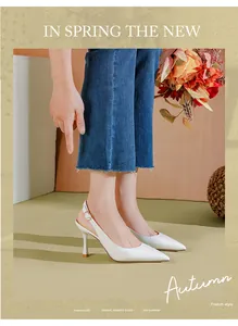 Κομψές λευκές μυτερές γόβες slingback φορεμένες από μοντέλο για μια σικάτη εμφάνιση.