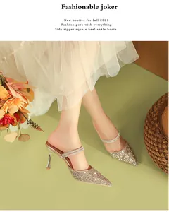 Primo piano elegante di sabot glitter champagne con cinturini decorati molto brillanti