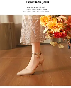 Nahaufnahme von beigen Stilettos mit spitzer Zehenpartie und elegantem Knöchelriemen