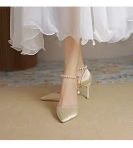 Champagnerfarbene Satin-Pumps mit spitzer Kappe und elegantem Perlen-Fesselriemen