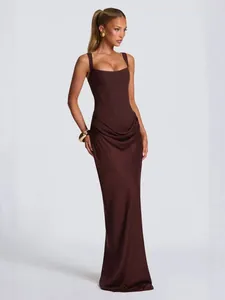 Élégante robe maxi moulante marron chocolat sans manches avec corsage et jupe drapée