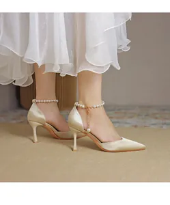 Champagnerfarbene Satin-Pumps mit spitzer Kappe und elegantem Perlenknöchelband