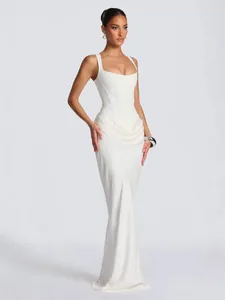 Robe longue moulante blanche sans manches avec corset et taille drapée pour femme.