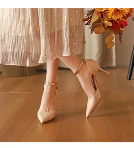 Detailansicht von eleganten nudefarbenen Stilettos mit spitzer Kappe und Knöchelriemen