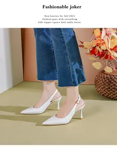 Κομψές λευκές μυτερές γόβες slingback με λεπτό τακούνι για επαγγελματική εμφάνιση γραφείου