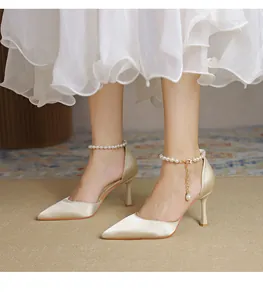 Elegante champagnerfarbene Pumps mit Perlen-Fesselriemen für formelle Anlässe.
