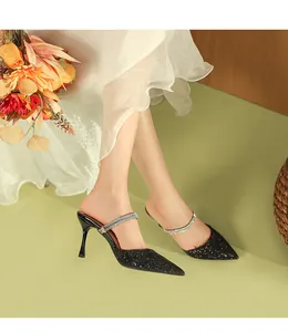Eleganti sabot a punta con glitter neri e cinturino con strass scintillanti