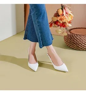 Κομψές λευκές γόβες slingback με μυτερή μύτη και λεπτό τακούνι για το γραφείο