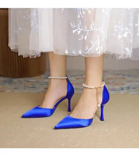 Elegante königsblaue Satin-Pumps mit spitzer Kappe und feinem Perlen-Knöchelriemen