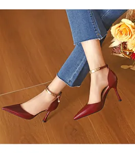 Elegante weinrote Stilettos mit spitzer Kappe und goldenem Metall-Knöchelriemen