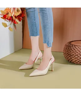 Κομψές μπεζ μυτερές γόβες slingback που φοριούνται με ανοιχτόχρωμο τζιν παντελόνι