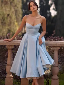 Elegante lichtblauwe Franse korset midi-jurk met spaghettibandjes en wijde rok.