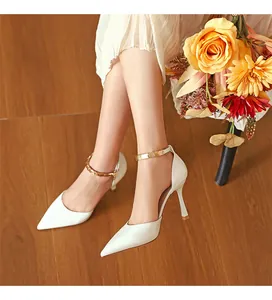 Elegante weiße spitze High Heels mit goldenem Knöchelriemen Model-Detail