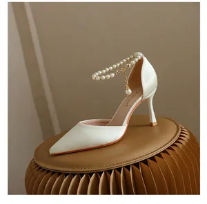 Elegante weiße Stilettos mit spitzer Kappe und luxuriösem Perlen-Knöchelriemen-Detail