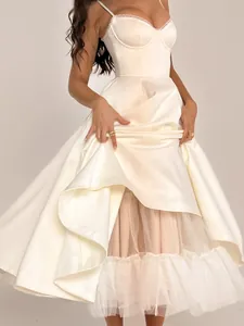 Elegante witte Franse korset midi-jurk met satijnen afwerking en gelaagde tule rok